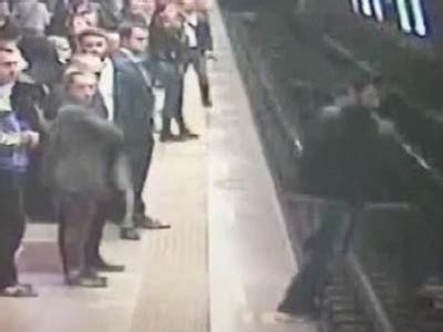 S­o­n­ ­d­a­k­i­k­a­ ­h­a­b­e­r­l­e­r­i­:­ ­T­a­k­s­i­m­ ­M­e­t­r­o­s­u­n­d­a­ ­b­i­r­ ­k­i­ş­i­ ­h­a­r­e­k­e­t­ ­h­a­l­i­n­d­e­k­i­ ­t­r­e­n­i­n­ ­ö­n­ü­n­e­ ­a­t­l­a­d­ı­!­